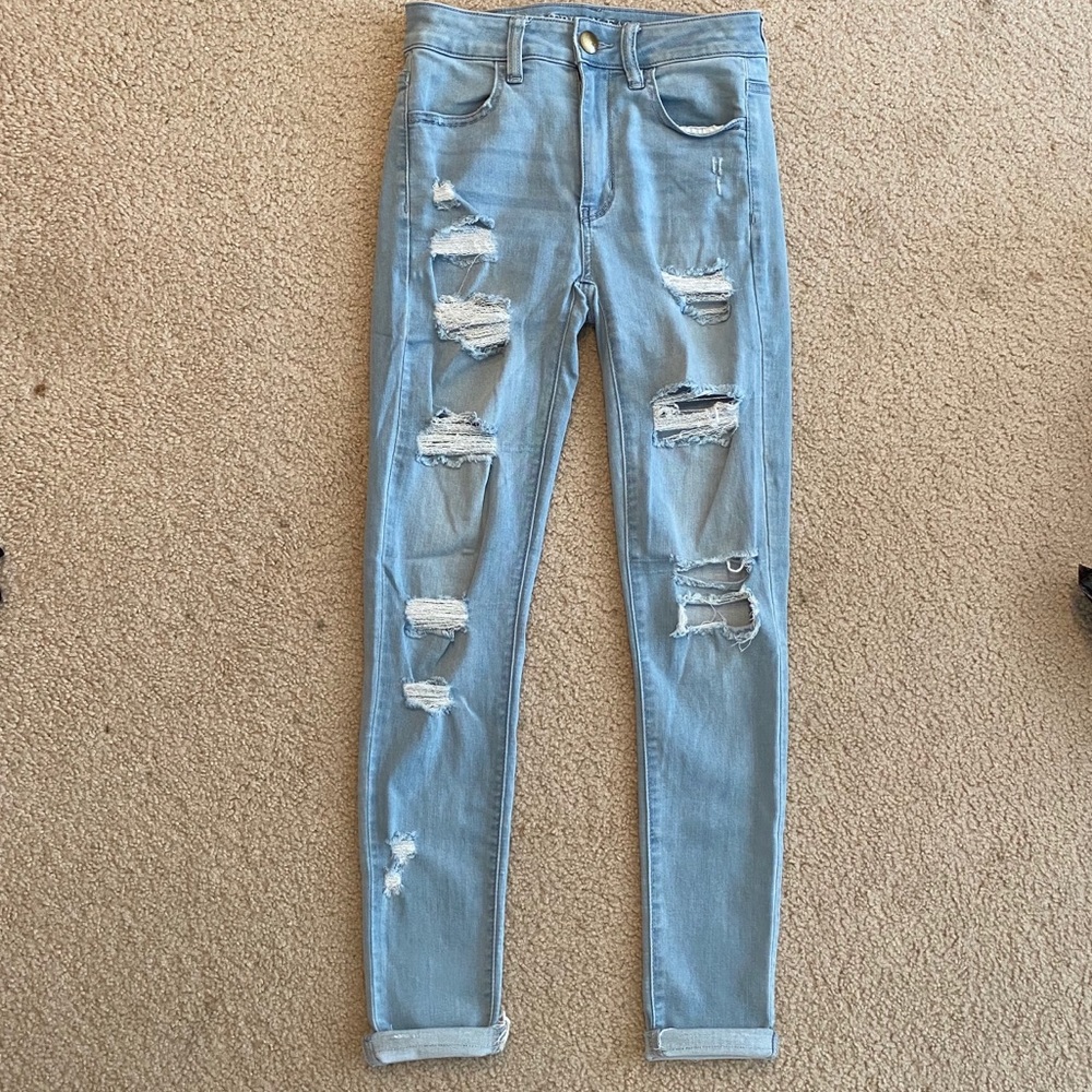 Light wash ripped jean with stretch